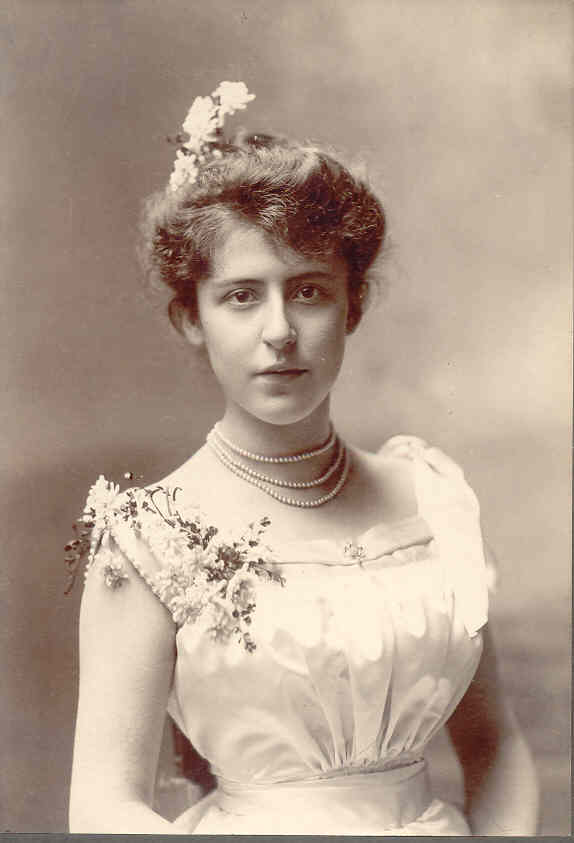 Elsa Reugger; portrait of a young woman.